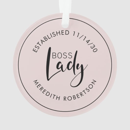 Blush Pink Boss Lady Logo Vastgestelde datum Ornament (achterkant)