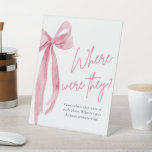 Blush Pink Bow Bridal Waar waren ze Sign Reclamebord Met Voetstuk<br><div class="desc">Het "Blush Pink Bow: She's Tying the Knot" bruidsbord "Where Were They" is een charmante aanvulling op elke bruiloft viering. Met dit bord kunnen gasten herinneringen ophalen en delen aan waar het paar elkaar voor het eerst ontmoette, hun eerste date en andere belangrijke momenten in hun relatie. Met zijn elegante...</div>