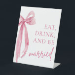 Blush Pink Bow Eet Drink en wees getrouwd teken Reclamebord Met Voetstuk<br><div class="desc">Het "Blush Pink Bow Eat, Drink en Be Married"-bord is een charmante aanvulling op elke huwelijksreceptie of -viering. Met zijn elegante blush roze boog ontwerp en feestelijke boodschap, dit teken zet de toon voor een vrolijke en gedenkwaardige gelegenheid. Of het nu wordt weergegeven in de buurt van de verfrissingsruimte of...</div>