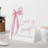 Blush Pink Bow Love is Sweet Treat Favor Sign Reclamebord Met Voetstuk (Insitu)