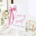 Blush Pink Bow Love is Sweet Treat Favor Sign Reclamebord Met Voetstuk<br><div class="desc">De Blush Pink Bow Love is Sweet Treat Favor Sign is een heerlijke aanvulling op elke bruiloft of vrijgezellenfeest. Met zijn charmante blush roze boogaccent en grillige "Love is Sweet" boodschap, voegt dit bord een vleugje romance en zoetheid toe aan het evenement decor. Perfect voor het presenteren van een snoepjes...</div>