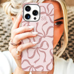 Blush pink bow monogram iPhone 16 pro max hoesje<br><div class="desc">Kleed je telefoon in stijl aan met deze chique en trendy blush roze telefoonhoes! Met een speels patroon van handgetekende bogen en gepersonaliseerd met uw monogram, is dit hoesje de perfecte mix van mode en functie. Gemaakt van duurzame materialen om uw telefoon te beschermen tegen alledaagse stoten en krassen. Een...</div>