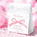 Blush Pink Bow Verjaardagsfeest Bedankt Naam Bedankdoosjes<br><div class="desc">Druk je dankbaarheid met elegantie uit met behulp van onze verjaardagsfeestje Blush Pink Thank You Name Favoriete Boxes! Deze charmante dozen hebben een zachte, blozende roze kleur en een gepersonaliseerde bedankboodschap, waardoor ze perfect zijn voor het toevoegen van een speciaal tintje aan uw feest. Ideaal voor het verpakken van kleine...</div>