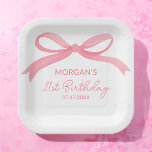 Blush Pink Bow Verjaardagsfeest Schattigee naam Papieren Bordje<br><div class="desc">Vier in stijl met onze Blush Pink Bow Birthday Party Schattigee naam Papier Borden. Deze charmante borden hebben een blozend roze achtergrond met een lief boogontwerp en aanpasbare naam, waardoor een persoonlijk tintje wordt toegevoegd aan elk verjaardagsfeestje. Gemaakt van stevig, hoogwaardig papier, ze zijn perfect voor het serveren van cake,...</div>