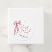 Blush Pink Bow Ze is Tying the Knot Vrijgezellenfe Bedankjes Labels (In situ)