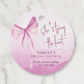 Blush Pink Bow Ze is Tying the Knot Vrijgezellenfe Bedankjes Labels (Voorkant)