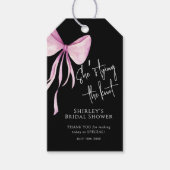 Blush Pink Bow Ze is Tying the Knot Vrijgezellenfe Cadeaulabel (Voorkant)