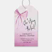 Blush Pink Bow Ze is Tying the Knot Vrijgezellenfe Cadeaulabel (Voorkant)