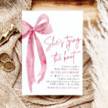 Blush Pink Bow Ze is Tying the Knot Vrijgezellenfe Kaart<br><div class="desc">Kondig de komende viering met elegantie en charme aan met onze Blush Pink Bow She's Tying the Knot Bridal Shower Invitation. Deze uitnodiging straalt verfijning uit en legt de essentie vast van een heuglijke gelegenheid. Het blush roze kleurenpalet voegt een vleugje romance toe, terwijl de delicate strik het vastbinden van...</div>