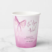 Blush Pink Bow Ze is Tying the Knot Vrijgezellenfe Papieren Bekers (Achterkant)