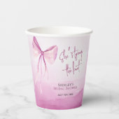 Blush Pink Bow Ze is Tying the Knot Vrijgezellenfe Papieren Bekers (Voorkant)