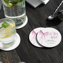 Blush Pink Bow Ze is Tying the Knot Vrijgezellenfe Ronde Kartonnen Onderzetter