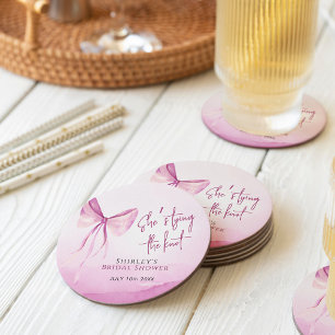 Blush Pink Bow Ze is Tying the Knot Vrijgezellenfe Ronde Kartonnen Onderzetter