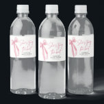 Blush Pink Bow Ze is Tying the Knot Vrijgezellenfe Waterfles Etiket<br><div class="desc">Het "Blush Pink Bow: She's Tying the Knot" Vrijgezellenfeesten waterflesetiket is een charmante aanvulling op elk vrijgezellenfeest. Met zijn delicate blush roze strik ontwerp en de innemende zin "She's Tying the Knot", voegt dit label een vleugje elegantie en romance toe aan elke waterfles. Perfect om gasten gehydrateerd te houden tijdens...</div>
