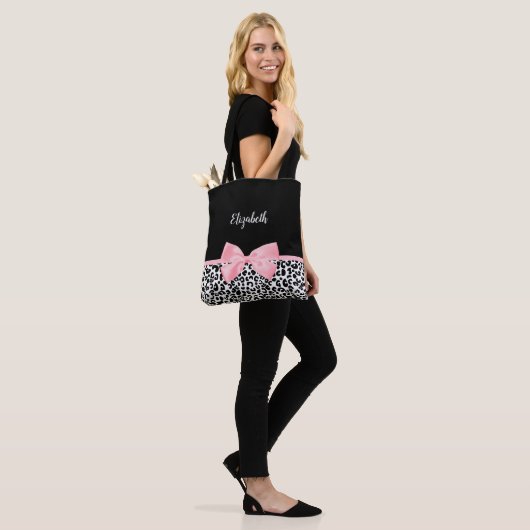 Blush Pink Bow Zwart Wit Leopard Print Patroon Tote Bag (Op model)