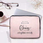 Blush Pink Chaos-coördinator Laptop Sleeve<br><div class="desc">De Blush Chaos Coordinator Laptop Sleeve is een stijlvolle essentiële voor elke bruiloft of evenement planner, met strakke zwart-wit script dat trots toont "chaos coördinator." Deze moderne en praktische accessoire maakt het perfecte cadeau voor een weddingplanner, waarbij hun benodigdheden in stijl worden georganiseerd terwijl ze elk detail voor de grote...</div>