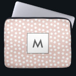 Blush pink dotted monogram laptop sleeve<br><div class="desc">Een eenvoudig en elegant zwart-roze ontwerp,  met wat witte polka stippen. Eenvoudig aan te passen met jouw naam of monogram.</div>