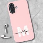 Blush Pink Elegant Minimal Name Monogram iPhone 16 Hoesje<br><div class="desc">Gepersonaliseerde Blush Pink Initiaal Monogram Telefoonhoes. Voeg een vleugje elegantie en vrouwelijkheid toe aan uw telefoon met deze stijlvolle gepersonaliseerde telefoonhoes. Dit ontwerp heeft een zacht, blozend roze achtergrond, een knapperige witte initialen letter en een strakke zwarte scriptnaam en geeft een luxe, eigentijdse uitstraling aan uw dagelijkse accessoires. Ideaal voor...</div>