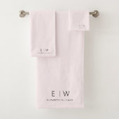 Blush Pink Elegant Minimalist Monogram Naam Bad Handdoek (Insitu)