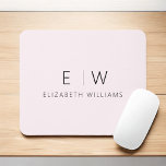 Blush Pink Elegant Minimalist Monogram Naam Muismat<br><div class="desc">Upgrade uw werkruimte met onze Classic Elegant Modern Minimalist Monogram Muismat. Deze geavanceerde muismat combineert tijdloze elegantie met hedendaags minimalisme en voegt een vleugje verfijning toe aan uw bureau. Deze muismat is vervaardigd met nauwgezette aandacht voor detail en is meer dan alleen een functioneel accessoire; het is een gepersonaliseerde verklaring....</div>