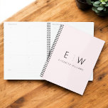 Blush Pink Elegant Modern Minimalistisch Monogram  Planner<br><div class="desc">Bereik organisatie en stijl met onze Classic Elegant Modern Minimalist Monogram Planner. Deze zorgvuldig ontworpen planner combineert tijdloze verfijning naadloos met hedendaags minimalisme, waardoor het een essentieel hulpmiddel is om op je schema te blijven. Deze planner is gemaakt met precisie en aandacht voor detail en is meer dan alleen een...</div>