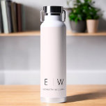 Blush Pink Elegant Modern Minimalistisch Monogram  Waterfles<br><div class="desc">Verhoog uw hydratatieroutine met onze Classic Elegant Modern Minimalist Monogram Black Water Bottle. Deze zorgvuldig ontworpen waterfles combineert naadloos tijdloze verfijning met hedendaags minimalisme, waardoor het een stijlvol en functioneel accessoire is voor uw dagelijks leven. Deze waterfles is vervaardigd met precisie en aandacht voor detail en is meer dan alleen...</div>