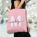 Blush Pink Elegant Script Naam Monogram Tote Bag<br><div class="desc">Gepersonaliseerde Girly Blush Roze en Wit Trendy Modern Script Naam Monogram Canvas tas. Voeg een zacht en vrouwelijk tintje toe aan je dagelijkse stijl met deze chique en speelse canvas tas. Met een roze achtergrond en een gedurfd wit initiaal (zonder glinstering of folie), gecombineerd met een strak zwart script naam...</div>