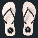 Blush Pink en Black Chevron Monogram Teenslippers<br><div class="desc">Aangepast gedrukte flip flop sandalen met een stijlvol modern chevron-patroon en uw aangepaste monogram of andere tekst in een cirkelvormig lijst. Klik aanpassen het om tekstdoopvonten en kleuren te veranderen of uw eigen afbeeldingen toe te voegen om unieke één van een soortontwerp te creëer!</div>