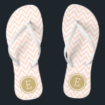 Blush Pink en Gold Chevron Monogram Teenslippers<br><div class="desc">Aangepast gedrukte flip flop sandalen met een stijlvol modern chevron-patroon en uw aangepaste monogram of andere tekst in een cirkelvormig lijst. Klik aanpassen het om tekstdoopvonten en kleuren te veranderen of uw eigen afbeeldingen toe te voegen om unieke één van een soortontwerp te creëer!</div>