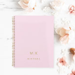 Blush Pink en Gold | Modern monogram Planner<br><div class="desc">Dit moderne ontwerp van de planner is voorzien van een wazige roze achtergrond,  met uw initialen in gewaagde gouden kleurige tekst voor een simpele en kleurrijke look.</div>