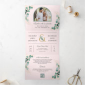 Blush Pink Eucalyptus Arch Photo QR Code Wedding Drieluik Uitnodiging (Binnen)