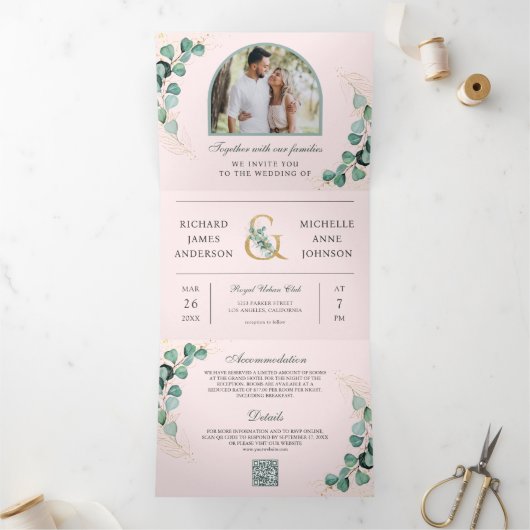Blush Pink Eucalyptus Arch Photo QR Code Wedding Drieluik Uitnodiging (Binnen)