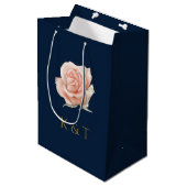 Blush Pink Floral Aangepast Monogram Medium Cadeauzakje (Voorkant Gekanteld)