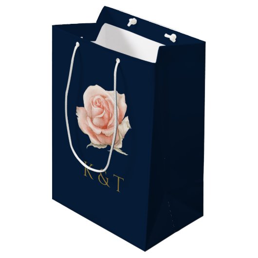 Blush Pink Floral Aangepast Monogram Medium Cadeauzakje (Voorkant Gekanteld)