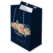Blush Pink Floral Aangepast Monogram Middelgroot G Medium Cadeauzakje (Voorkant Gekanteld)