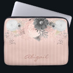 Blush Pink Floral Aangepaste naam Laptop Sleeve<br><div class="desc">Meisjes witte floral en milleniumroze script typografie.</div>