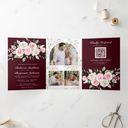 Blush Pink Floral Burgundy QR Code Weddenschap Drieluik Uitnodiging (Binnen)