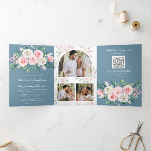 Blush Pink Floral Dusty Blue QR Code Weddenschap Drieluik Uitnodiging (Binnen)