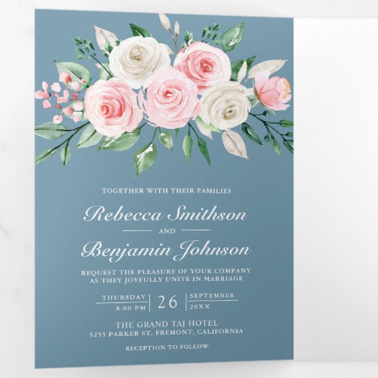 Blush Pink Floral Dusty Blue QR Code Weddenschap Drieluik Uitnodiging (Binnenzijde eerst)