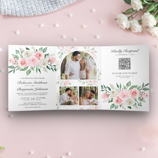 Blush Pink Floral in één QR Code Weddenschap Drieluik Uitnodiging