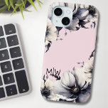 Blush Pink Floral Initiaal Monogram iPhone 15 Case<br><div class="desc">Schattige en eenvoudig modern blush roze, zwart en wit bloemontwerp. Een klassieke maar grillige uitstraling met zwarte, grijze en crèmekleurige bloemen met zwart lettertype en chique moderne belettering. Bewerk alle tekst naar uw eigen informatie. Je kunt zelfs de achtergrondkleur veranderen naar alles wat je wilt! Chique Girly Floral Zwart Wit...</div>