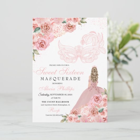 Blush Pink Floral Masquerade Sweet 16 Uitnodiging (Staand voorkant)