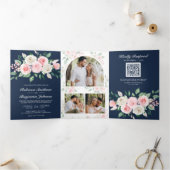 Blush Pink Floral Navy Blue QR Code Weddenschap Drieluik Uitnodiging (Binnen)