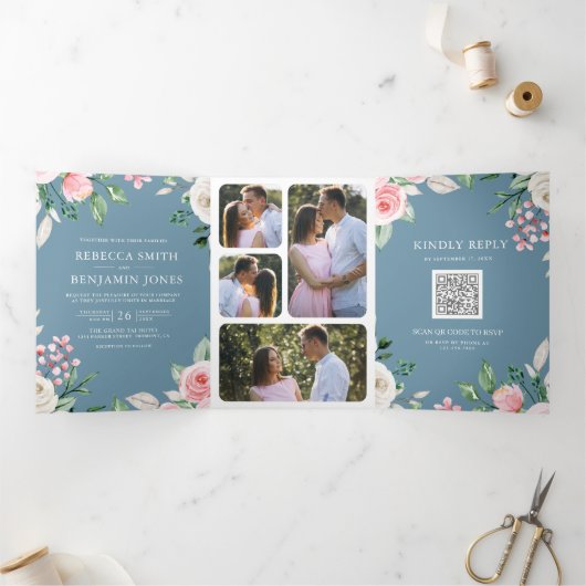 Blush Pink Floral QR Code Dusty Blue Wedding Drieluik Uitnodiging (Binnen)