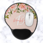 Blush Pink Floral Rozen Script Monogram Gel Muismat<br><div class="desc">Deze elegante gepersonaliseerde muismat heeft een monogram en een voornaam in een modern roze en wit script op een blozend roze achtergrond. Een weelderig arrangement van blozend roze rozen en groen siert de bovenste rand.</div>