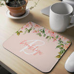 Blush Pink Floral Rozen Script Monogram Muismat<br><div class="desc">Deze elegante gepersonaliseerde muismat heeft een monogram en een voornaam in een modern roze en wit script op een blozend roze achtergrond. Een weelderig arrangement van blozend roze rozen en groen siert de bovenste rand.</div>