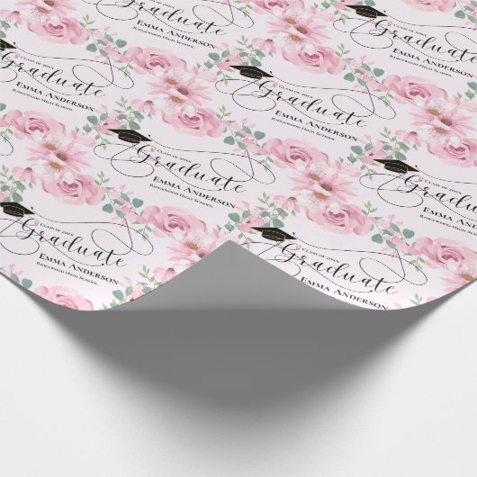 Blush Pink Floral Script Klasse van 2025 Afstudere Cadeaupapier (Hoek)