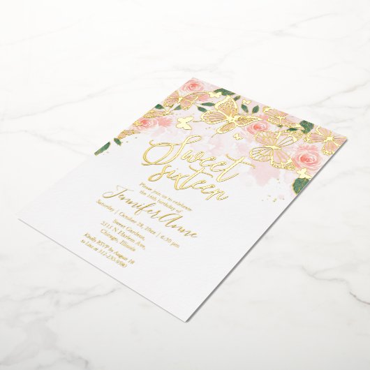 Blush Pink Floral Sweet 16 Butterfly Gold Folie Uitnodiging (Gedraaid)