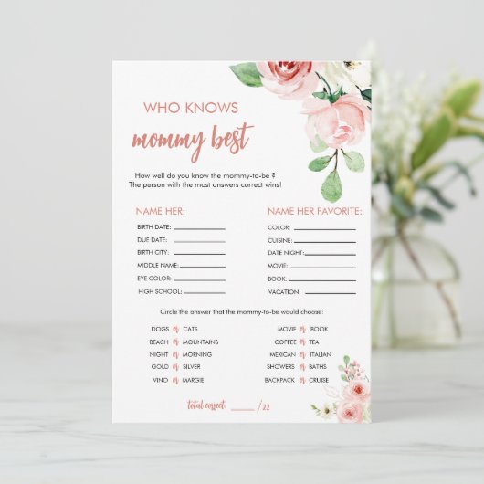 Blush Pink Floral Wie kent mama Beste Spel Kaart (Staand voorkant)