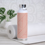 Blush Pink Geometrische Stipes Girly Vrouwelijk Waterfles<br><div class="desc">Drijf uw dorst in stijl met onze schone en eenvoudige roze & witte geometrische patroonwaterfles. Dit strakke en elegante ontwerp gaat niet alleen over hydratatie, het is een mode statement. Blijf verfrist terwijl u onderweg bent met deze chique en duurzame fles en voeg een vleugje verfijning toe aan uw dagelijkse...</div>